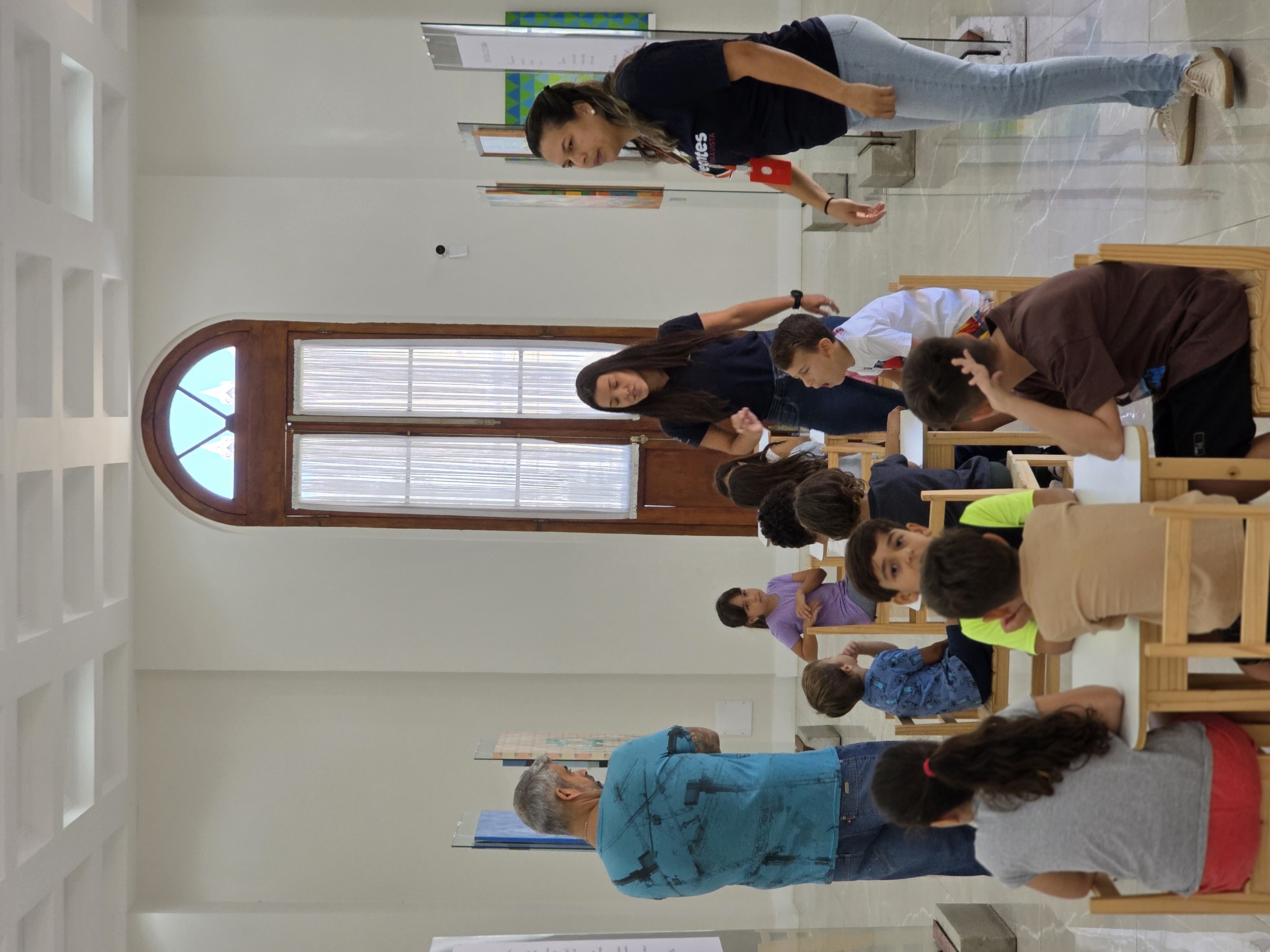 Estudantes em visita mediada a museu